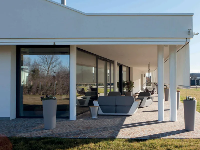 casa-con-porte-vetrate-nere